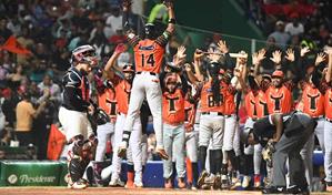 &iexcl;Los Toros viven! Se rebelan en el noveno, ganan su primero de la serie final y est&aacute;n 1-2