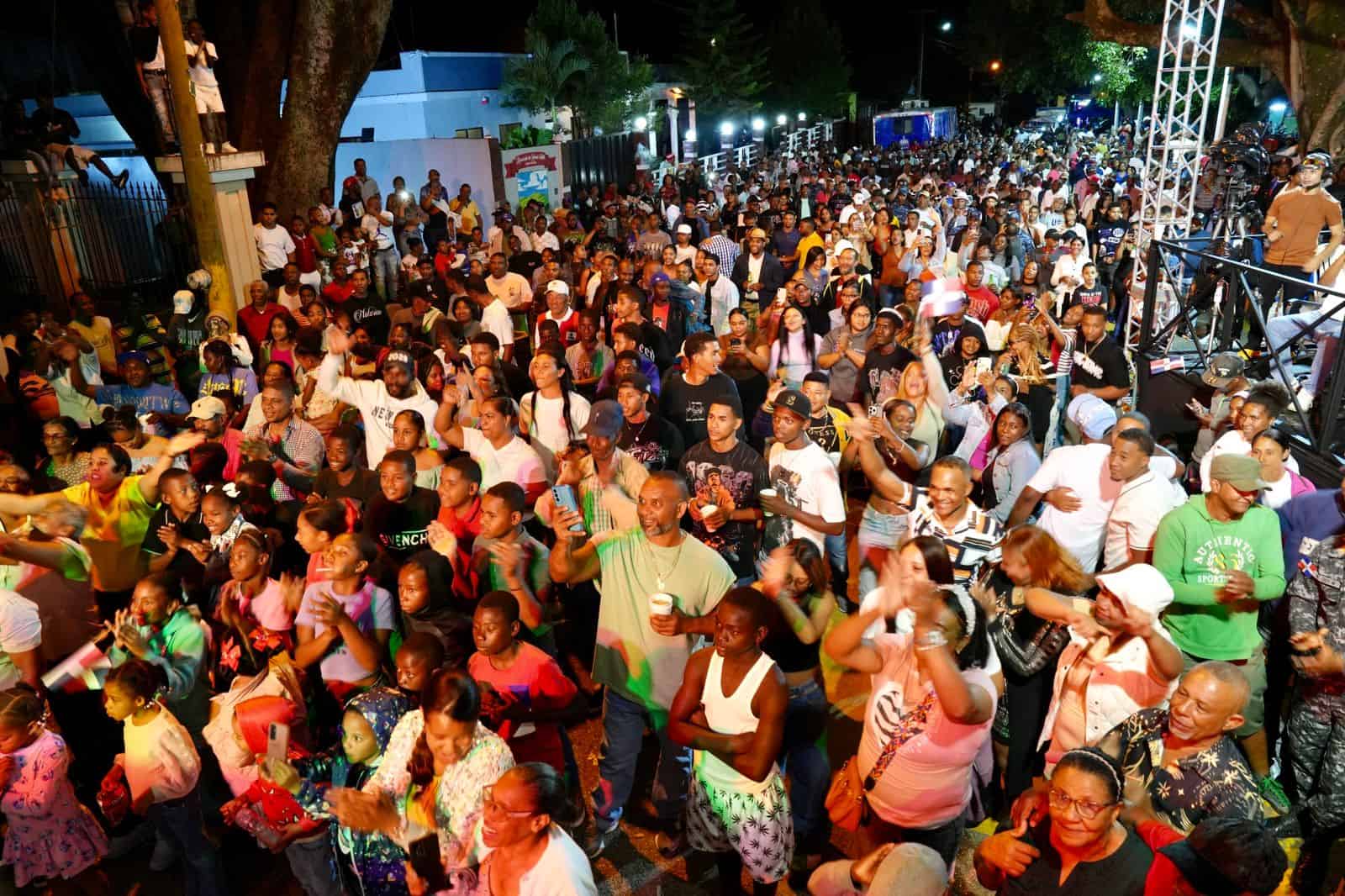 La multitud abarrot&oacute; el lugar.