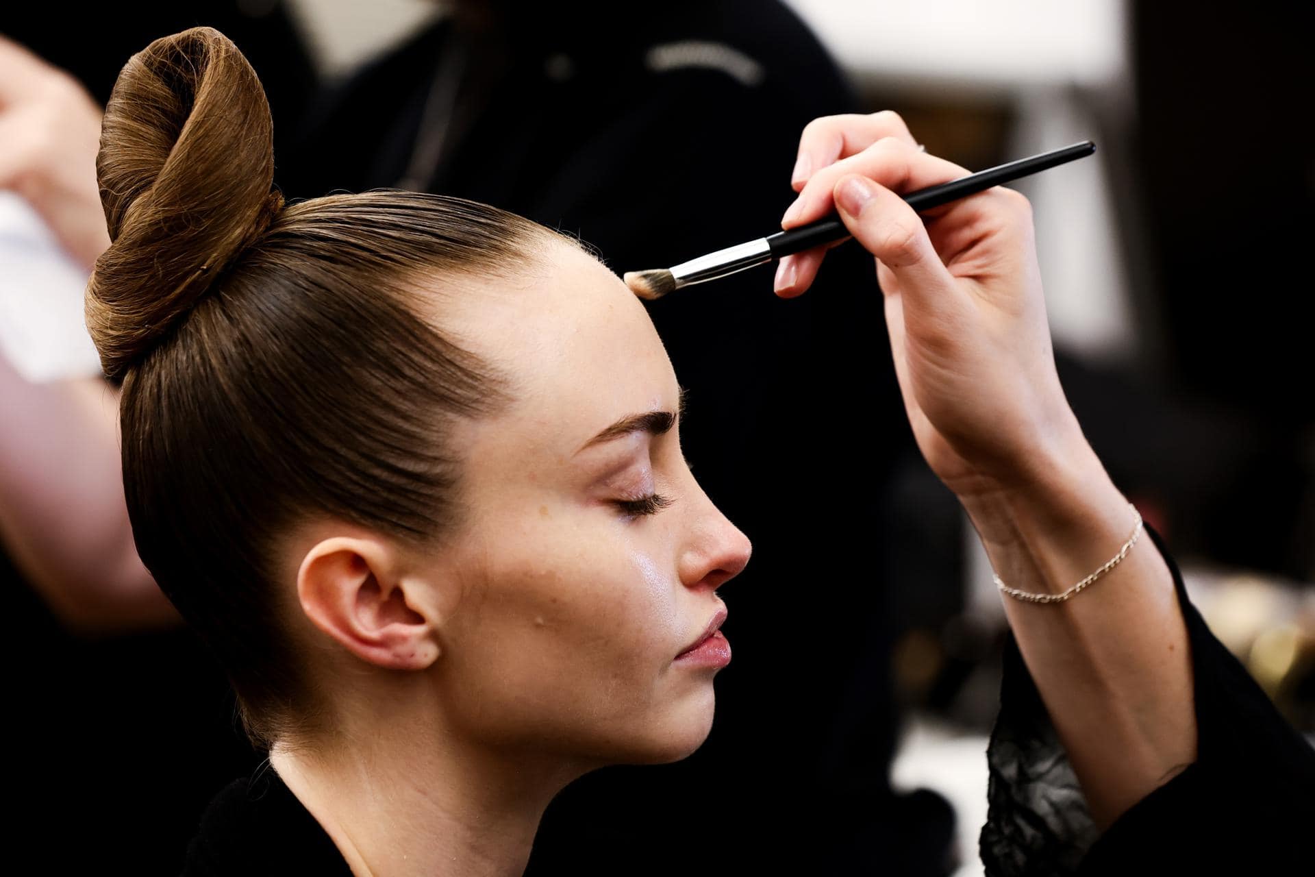 Una modelo es maquillada en el backstage antes de la presentación de la colección de la diseñadora australiana Tamara Ralph durante la Paris Fashion Week.