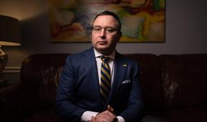 Testigo clave del primer juicio pol&iacute;tico de Trump compite por esca&ntilde;o que dej&oacute; Marco Rubio