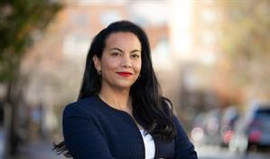 Dominicana lidera reñida primaria demócrata por un escaño en el Congreso de EE. UU.