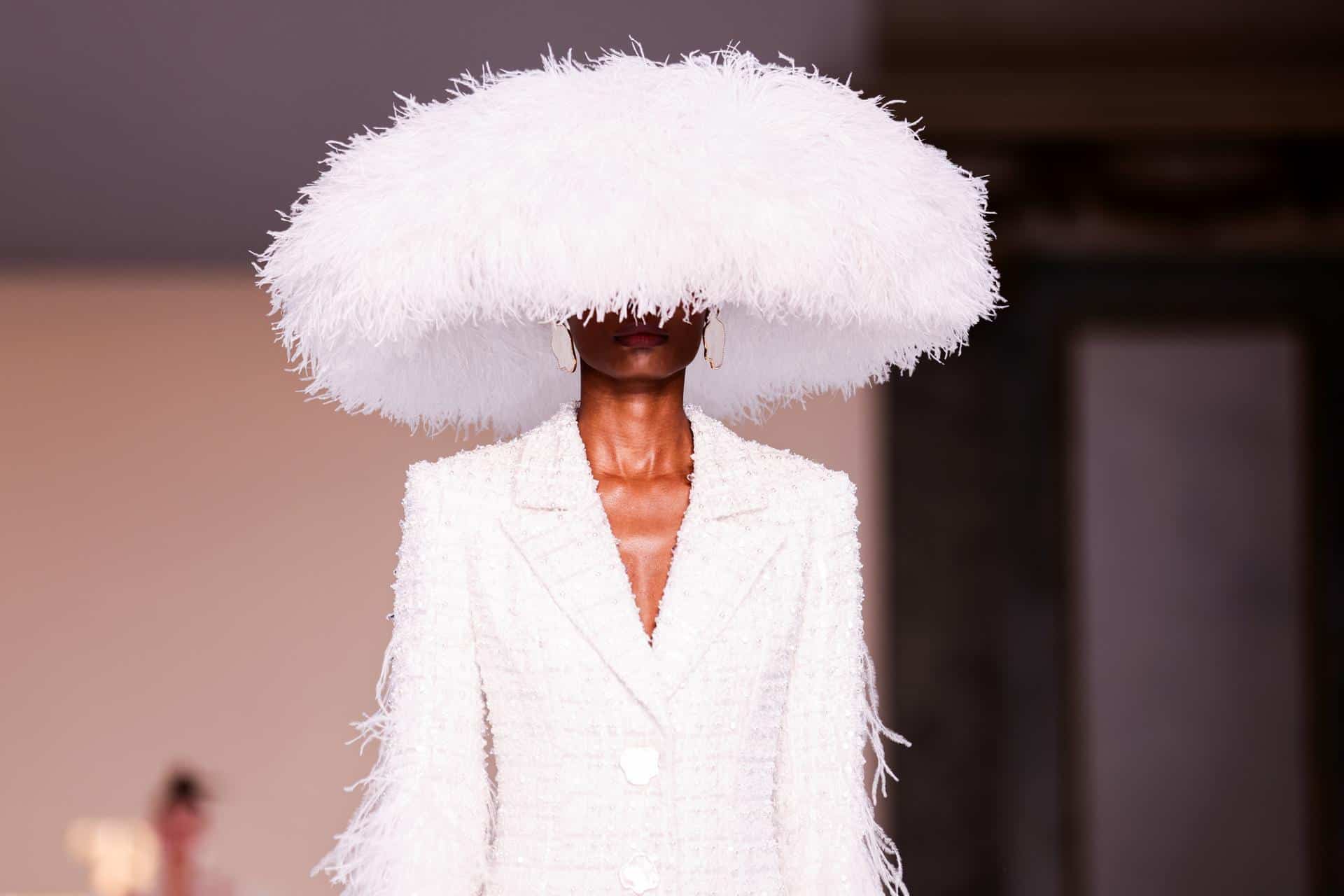 Una modelo presenta una creación de la colección Primavera/Verano 2026 de la diseñadora australiana Tamara Ralph durante la Semana de la Moda de París este lunes, en París (Francia). EFE/EPA/TERESA SUAREZ