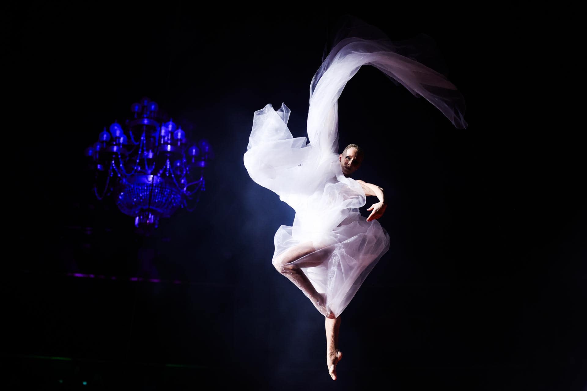 Una acróbata aérea realiza una actuación durante la presentación de la colección Primavera/Verano 2026 del diseñador francés Stéphane Rolland en la Semana de la Moda de París, en París, Francia, el 27 de enero de 2026. La presentación de las colecciones de Alta Costura se celebra del 26 al 29 de enero de 2026,