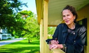 Julia &Aacute;lvarez: "Envejecer es un paisaje interesante que quiero explorar"