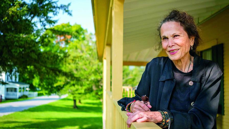 Julia Álvarez: "Envejecer es un paisaje interesante que quiero explorar" Julia Álvarez: "Envejecer es un paisaje interesante que quiero explorar"