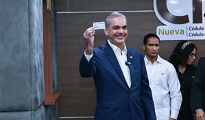 RD comienza el cambio de c&eacute;dula con la entrega del primer pl&aacute;stico a Abinader