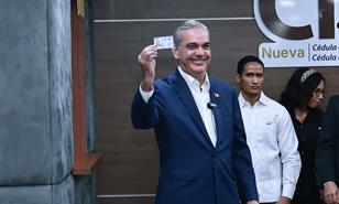 RD comienza el cambio de c&eacute;dula con la entrega del primer pl&aacute;stico a Abinader