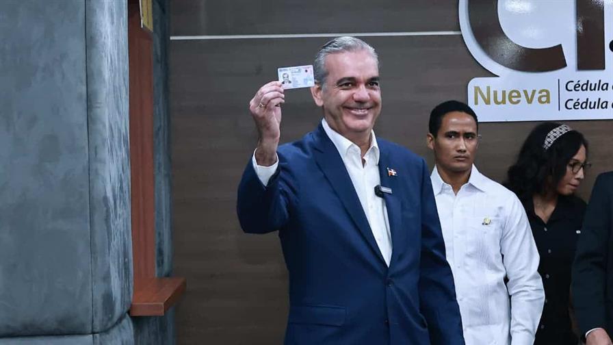 RD comienza el cambio de c&eacute;dula con la entrega del primer pl&aacute;stico a Abinader