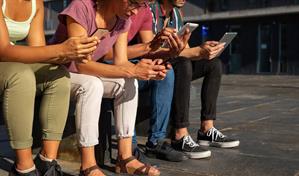 La UE apoya proyecto de Francia de prohibir las redes sociales a menores de 15 a&ntilde;os