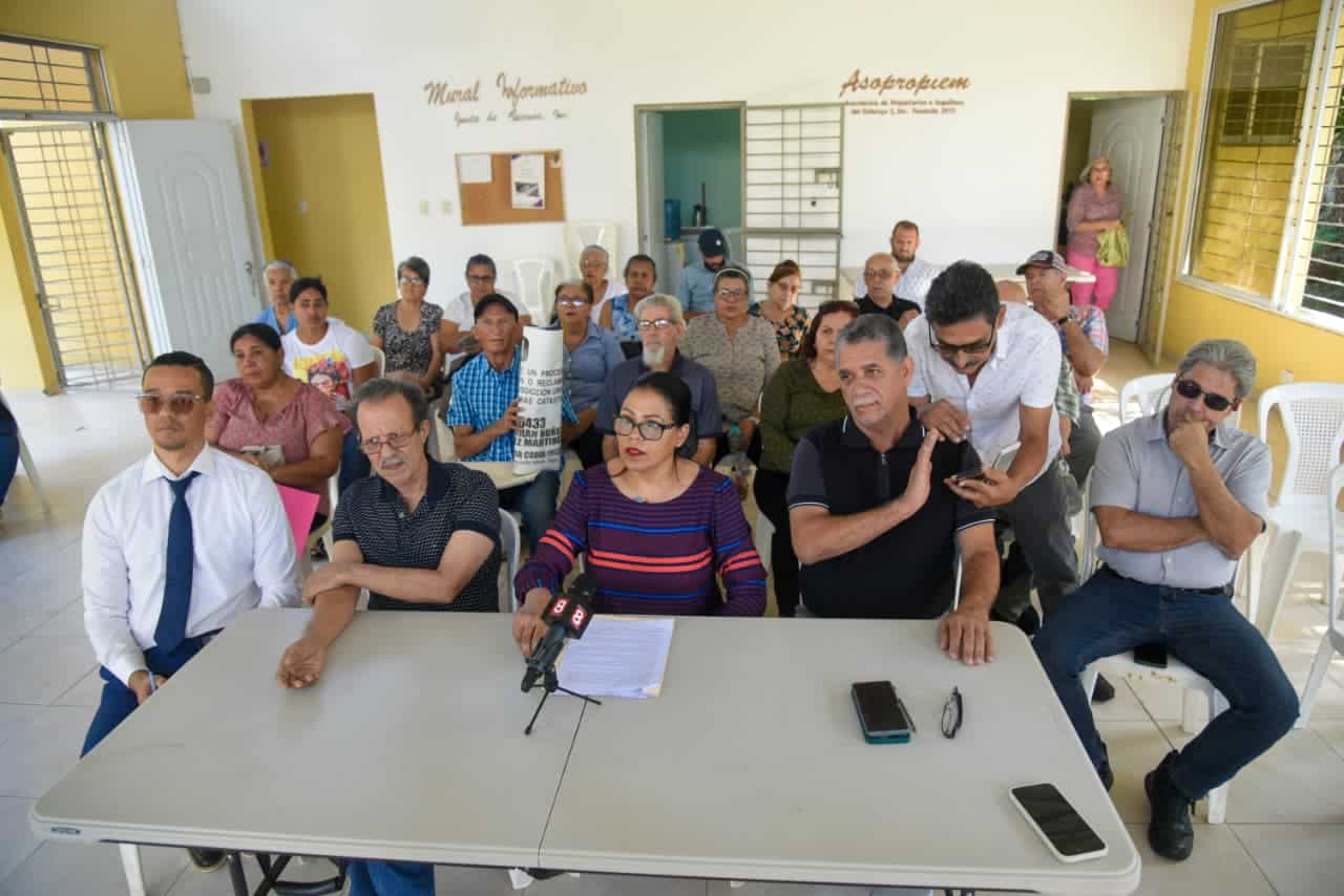 Representantes de la junta de vecinos explican la situaci&oacute;n que afecta a varias familias del sector El Embrujo III.