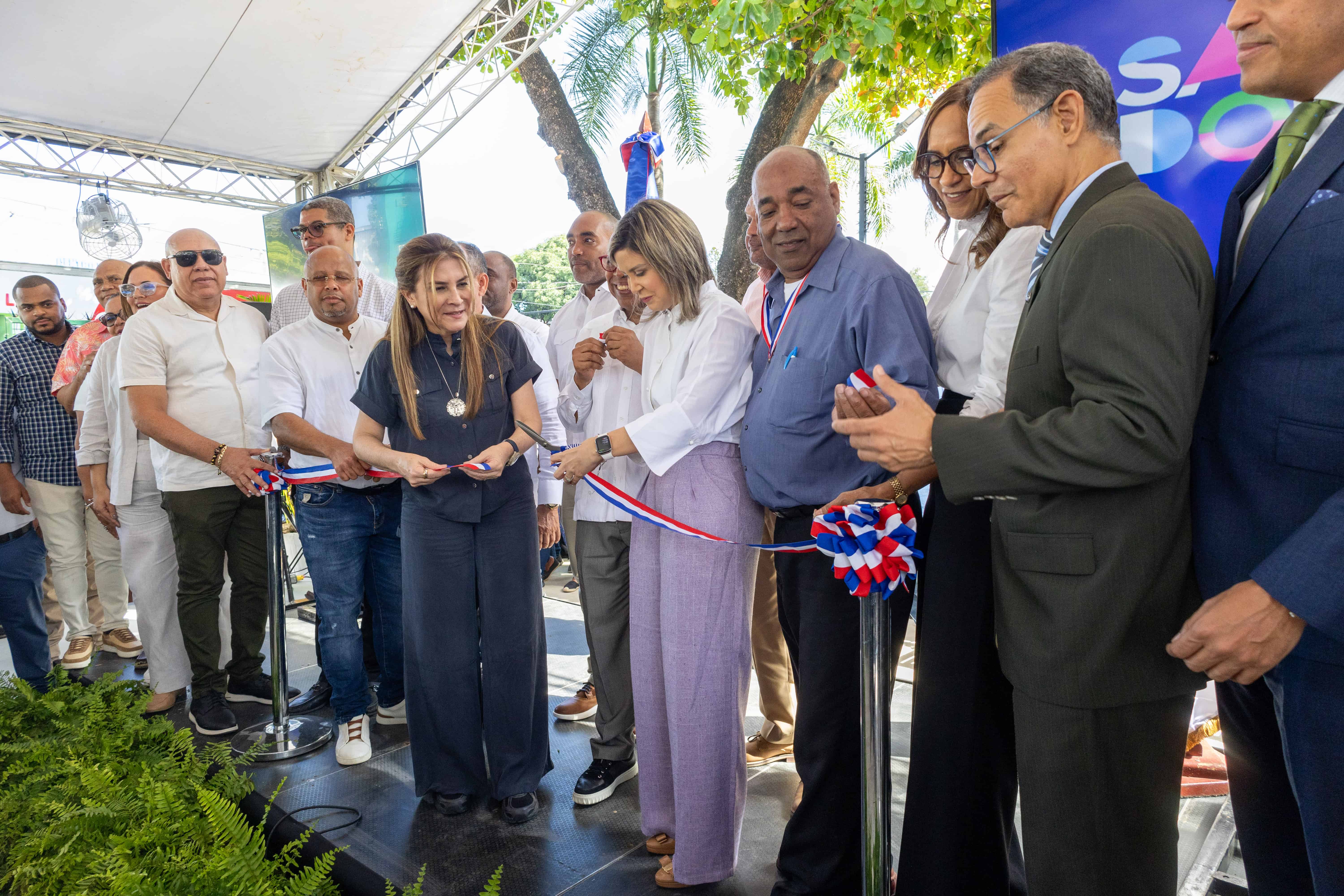 Entre las personas que asistieron estuvo el expresidente Hip&oacute;lito Mej&iacute;a, el presidente de la C&aacute;mara de Diputados, Alfredo Pacheco, y la fiscal del Distrito Nacional, Rosalba Ramos.