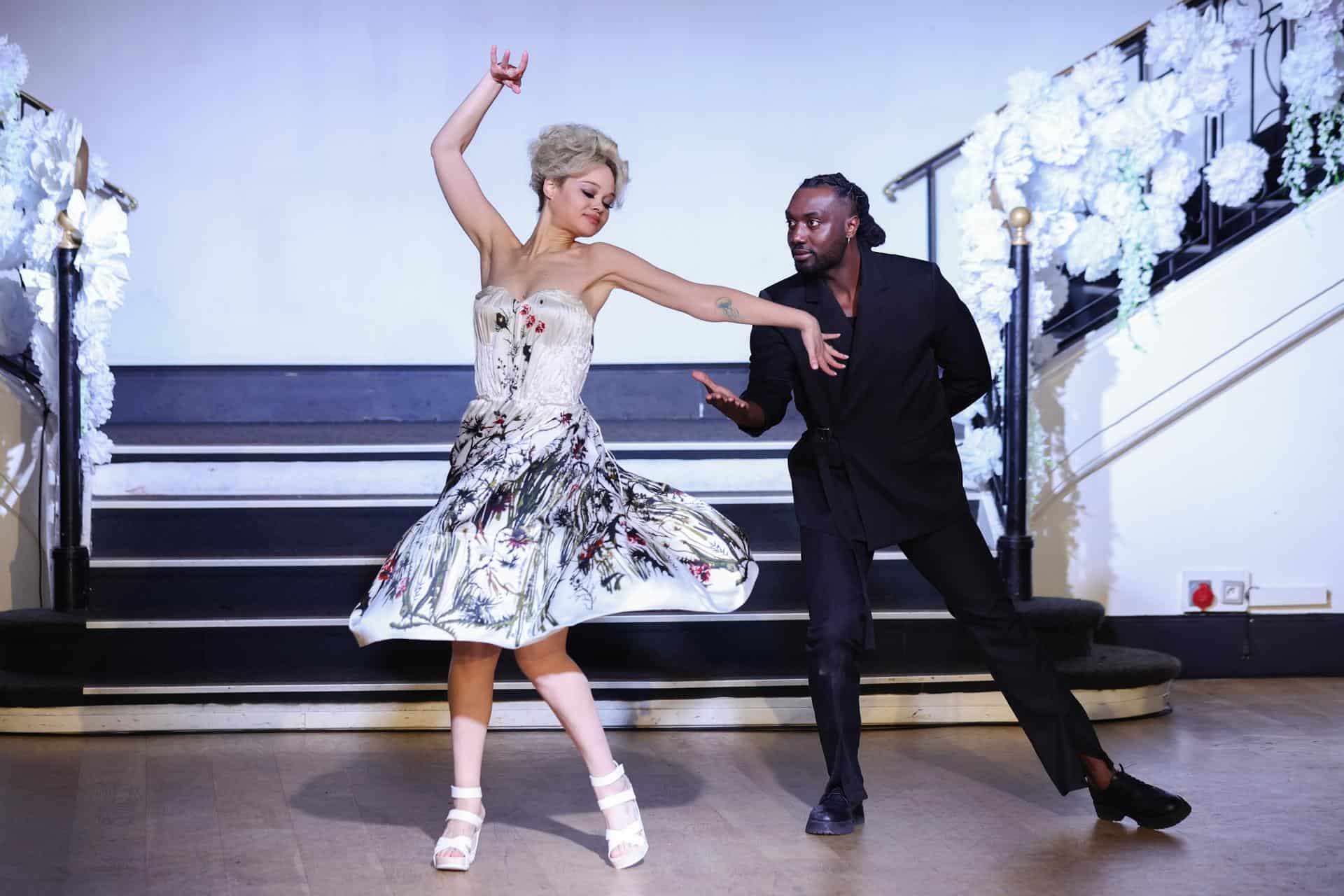 Una modelo muestra una creación en la presentación de la colección de invierno 2026 del diseñador francés Frank Sorbier durante la Semana de la Moda de París en París, Francia, 28 de enero de 2026. La presentación de las colecciones de Alta Costura se lleva a cabo del 26 al 29 de enero.