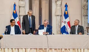 Abinader firma reglamento de aplicaci&oacute;n e implementaci&oacute;n de la nueva ley de Contrataciones P&uacute;blicas