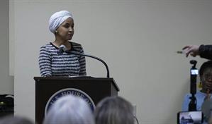 Legisladora dem&oacute;crata es rociada con un l&iacute;quido desconocido durante discurso en EE. UU.