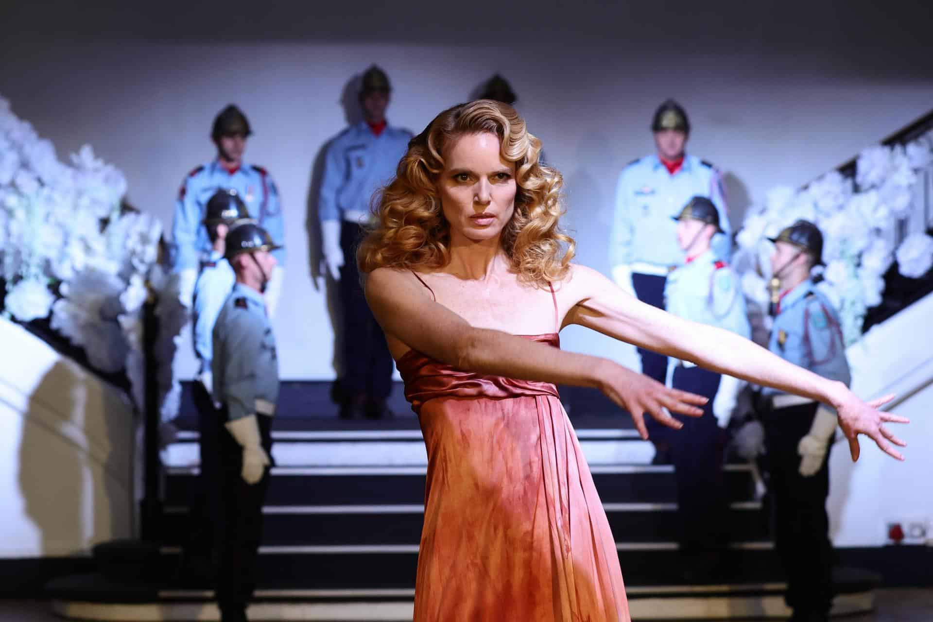 Una modelo presenta una creación en la presentación de la colección de invierno 2026 del diseñador francés Frank Sorbier durante la Semana de la Moda de París en París, Francia, 28 de enero de 2026.