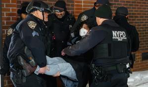 Casi 70 detenidos en protesta en hotel de Nueva York se&ntilde;alado por alojar fuerza migratoria