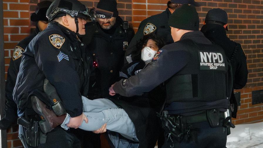 Casi 70 detenidos en protesta en hotel de Nueva York señalado por alojar fuerza migratoria Casi 70 detenidos en protesta en hotel de Nueva York señalado por alojar fuerza migratoria