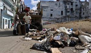 La basura rebosa las calles en Cuba por la falta de gasolina: Todos los d&iacute;as est&aacute; peor