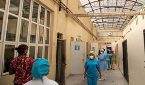 El Gobierno completa el aumento salarial del 25 % a los m&eacute;dicos de la Red P&uacute;blica