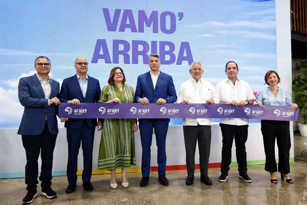 El CEO de Arajet, Víctor Pacheco (centro) encabezó la inauguración de las nuevas oficinas de la compañía.