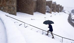 La nevada que deja la borrasca Kristin altera la movilidad en Madrid