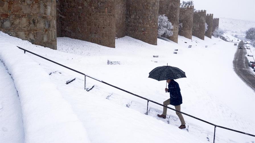 La nevada que deja la borrasca Kristin altera la movilidad en Madrid