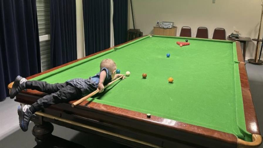 Un ni&ntilde;o de dos a&ntilde;os bate dos r&eacute;cord Guinness de billar