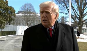 Trump dice que desescalar&aacute; un poco la situaci&oacute;n en Minesota pero descarta destituciones