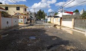 Residentes del Ensanche Quisqueya exigen reparaci&oacute;n urgente de calles llenas de hoyos
