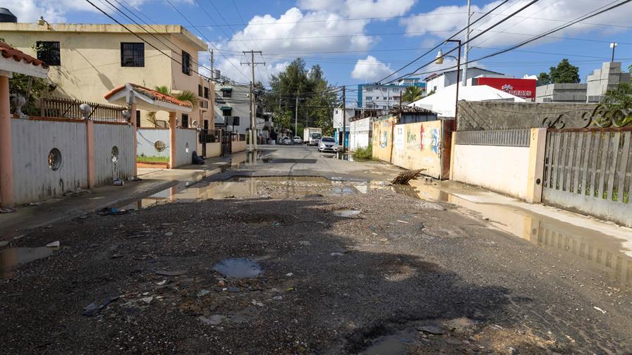 Residentes del Ensanche Quisqueya exigen reparaci&oacute;n urgente de calles llenas de hoyos