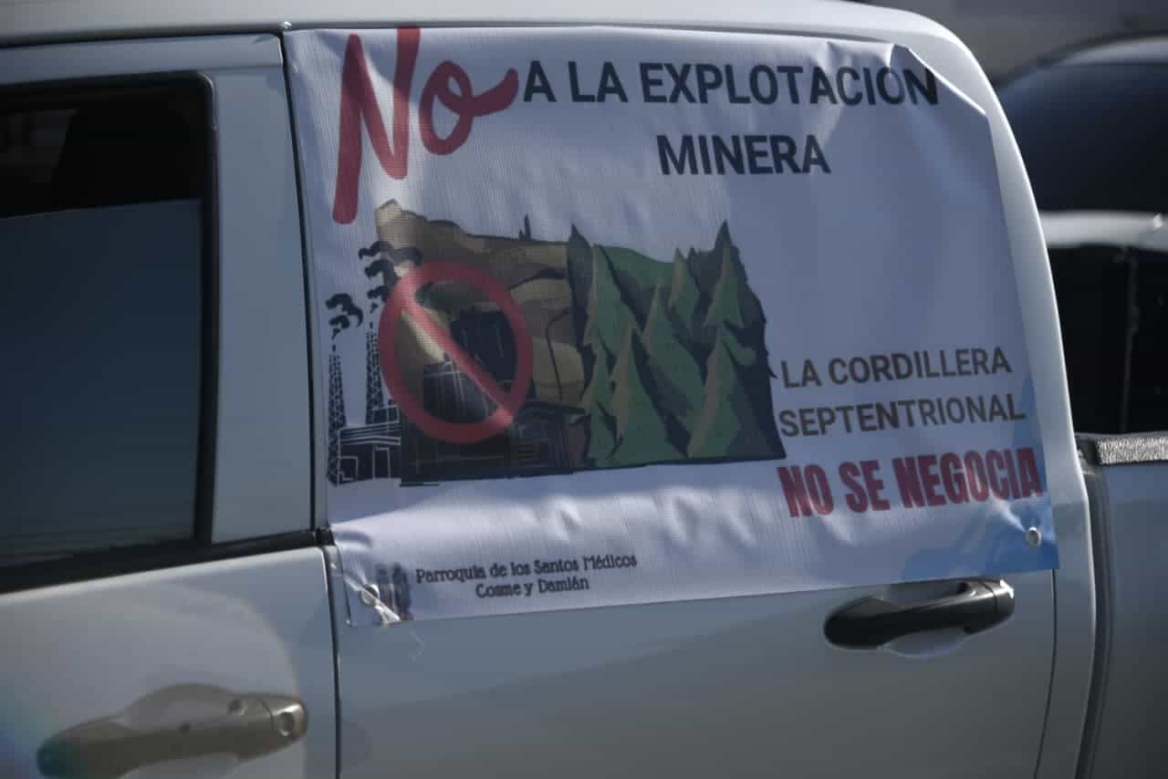 Los manifestantes exhibieron afiches en rechazo a la explotaci&oacute;n minera en la cordillera Septentrional.