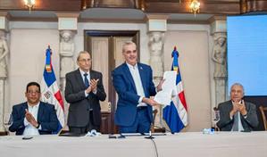 Abinader: instituciones tendr&aacute;n que ajustarse a la ley de Contrataciones P&uacute;blicas