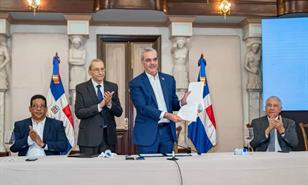 Abinader: instituciones tendr&aacute;n que ajustarse a la ley de Contrataciones P&uacute;blicas