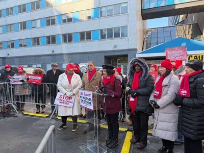 Adriano Espaillat respalda huelga enfermeras en Nueva York
