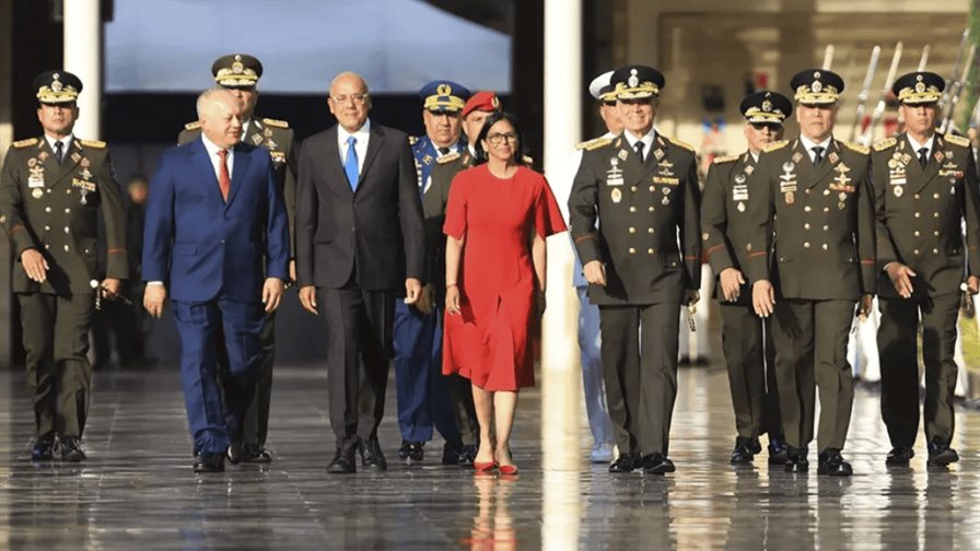 Delcy Rodríguez pide a los militares y policías defender el futuro y la paz de Venezuela Delcy Rodríguez pide a los militares y policías defender el futuro y la paz de Venezuela