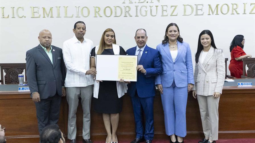 Concejo de Regidores del Distrito Nacional reconoce a 26 j&oacute;venes por liderazgo y aporte social