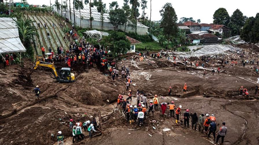 El saldo de muertos por alud en Indonesia aumenta a 44