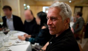 Mujeres que testificaron por caso Epstein en Francia afirman que periodista viol&oacute; su privacidad