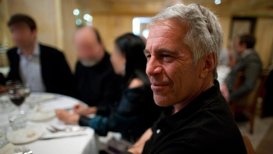 Mujeres que testificaron por caso Epstein en Francia afirman que periodista viol&oacute; su privacidad