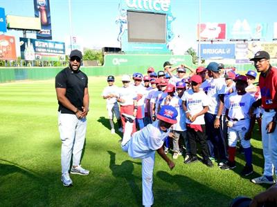 Fedom, MLB y gerencia del Clásico Mundial hacen clínica de béisbol