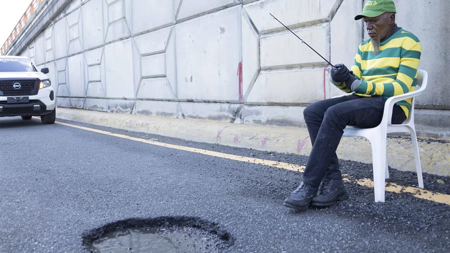 Persistente fuga de agua genera peligro en el elevado Kennedy–Defilló
