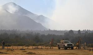 Gobernador de Buenos Aires acusa a Milei de abandonar la Patagonia frente a los incendios
