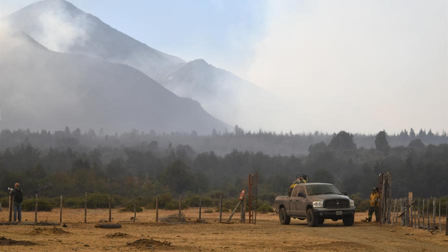 Gobernador de Buenos Aires acusa a Milei de abandonar la Patagonia frente a los incendios