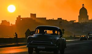 Largas filas para cargar gasolina en Cuba, que acusa a Trump de asfixiar su econom&iacute;a