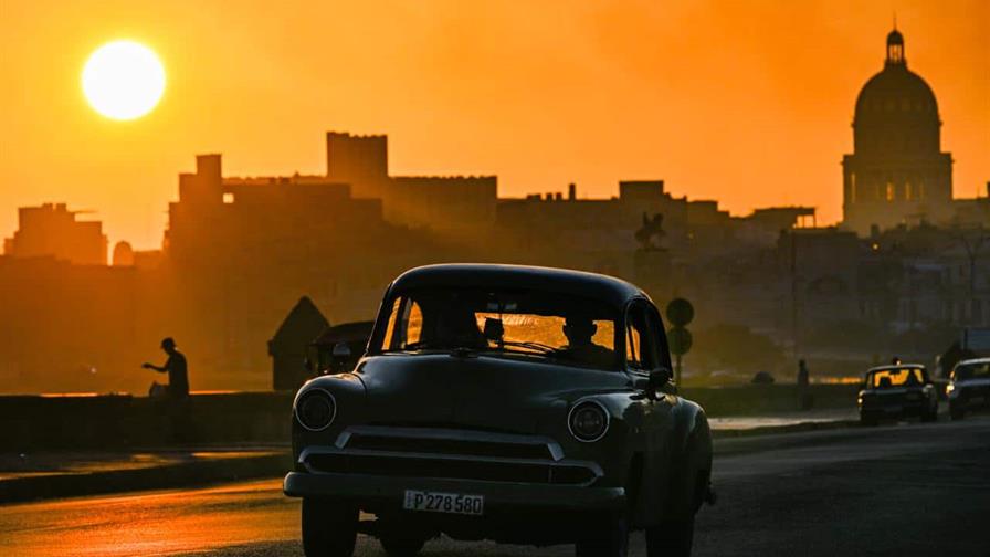 Largas filas para cargar gasolina en Cuba, que acusa a Trump de asfixiar su econom&iacute;a