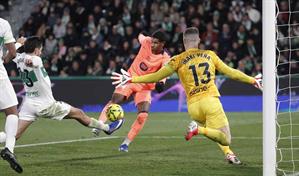 El Barcelona derrota al Elche y le pone m&aacute;s presi&oacute;n al Real Madrid