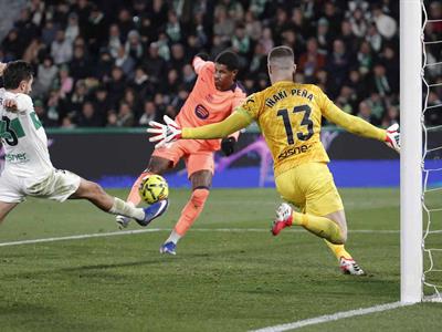 Barcelona vence al Elche, y presiona al Real Madrid