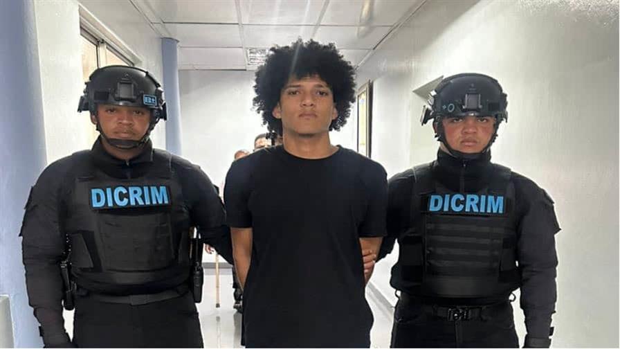 Entregan a la Polic&iacute;a joven se&ntilde;alado por muerte de otro en Sabana Perdida