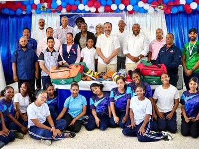 Inefi remoza canchas deportivas en Miches