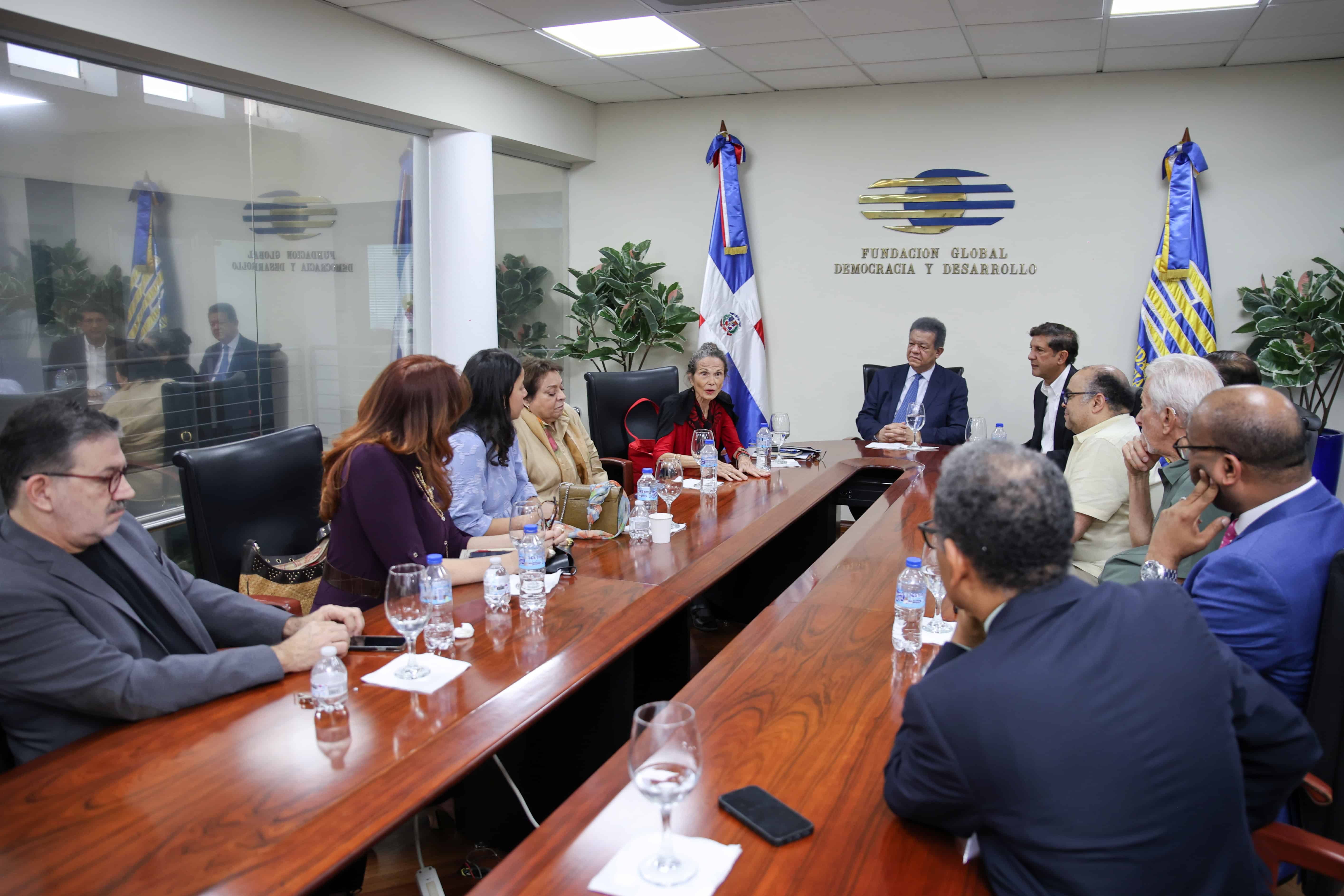 Leonel Fern&aacute;ndez conversa con los integrantes de la delegaci&oacute;n.